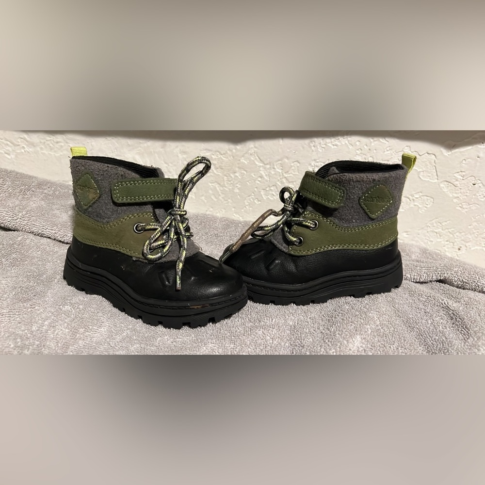Toddler snow boots.